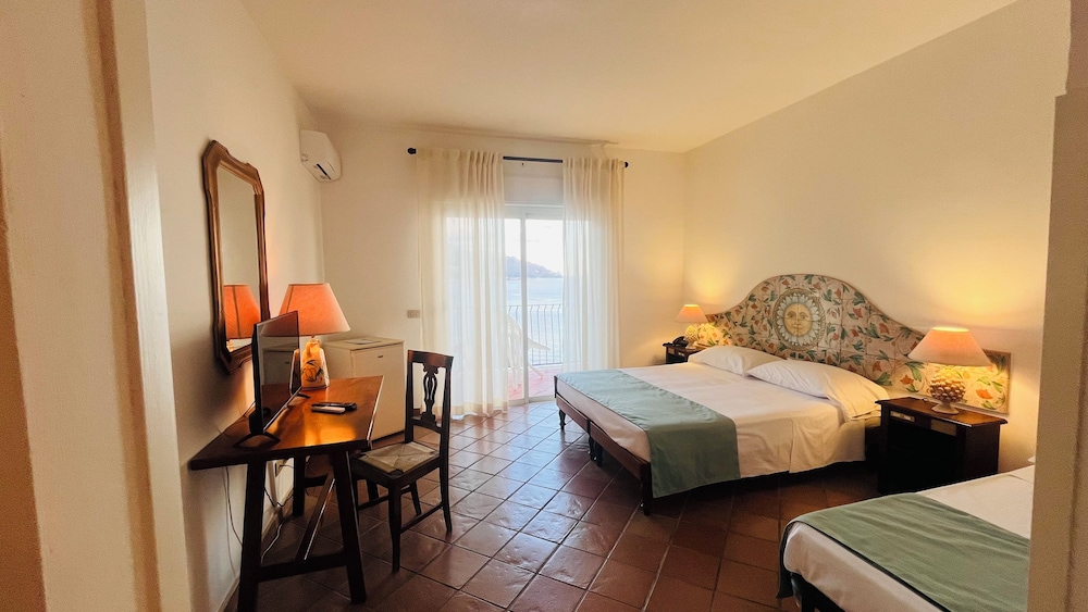 1 BEDROOM, DELUXE, 1 DOUBLE AND 1 SINGLE BED, SEA VIEW