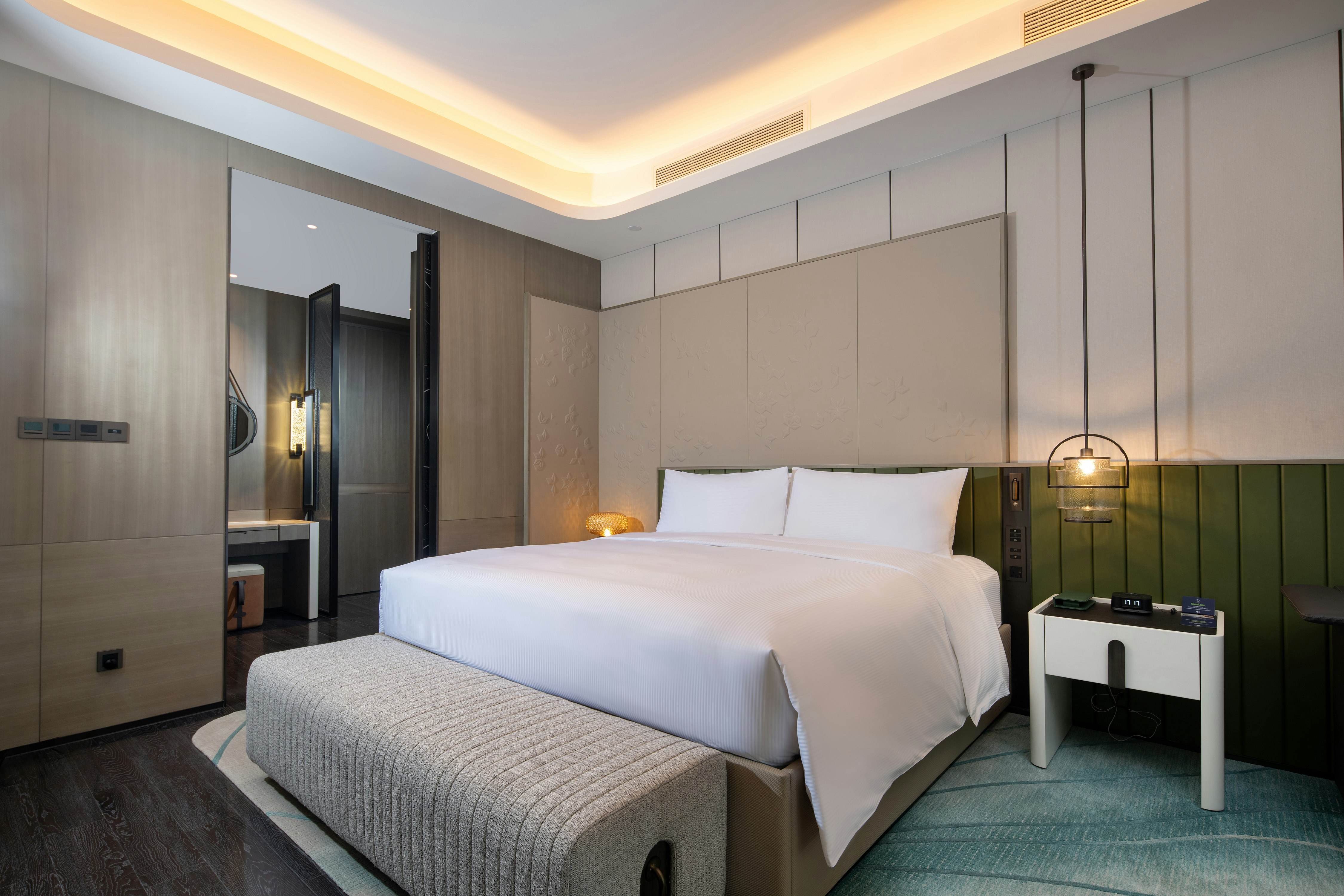 Ambassador, Suite, King Bed