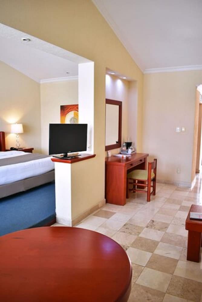 La Posada Hotel &amp; Suites 6/68