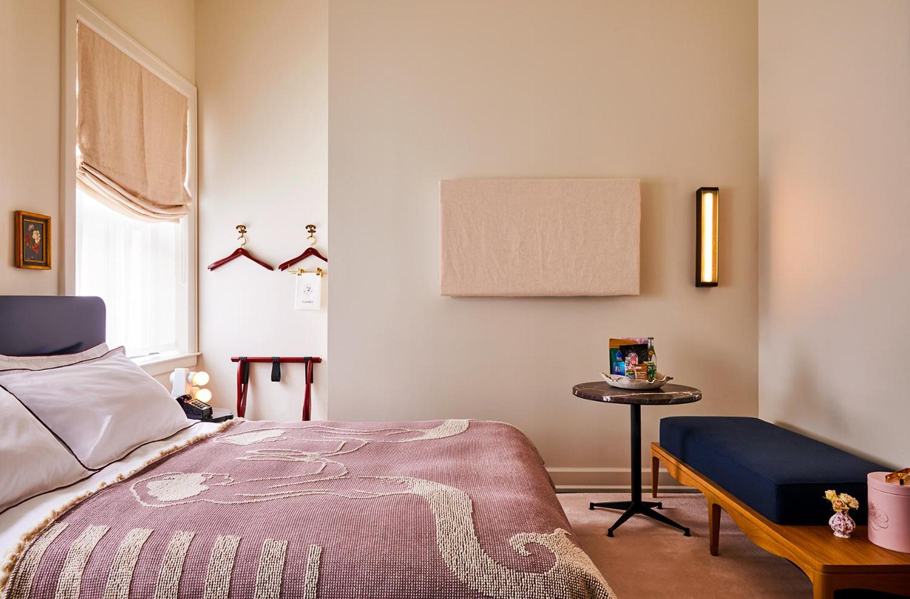 Studio, Queen Bed