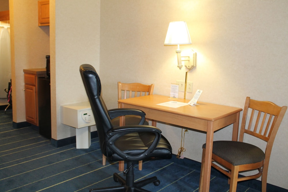 Days Inn & Suites By Wyndham Bridgeport - Clarksburg 38/42