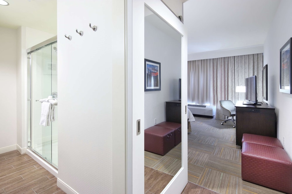 Hampton Inn & Suites Phoenix Tempe 32/42