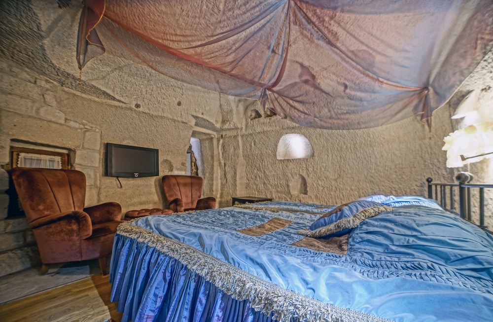 CAVE, SUITE