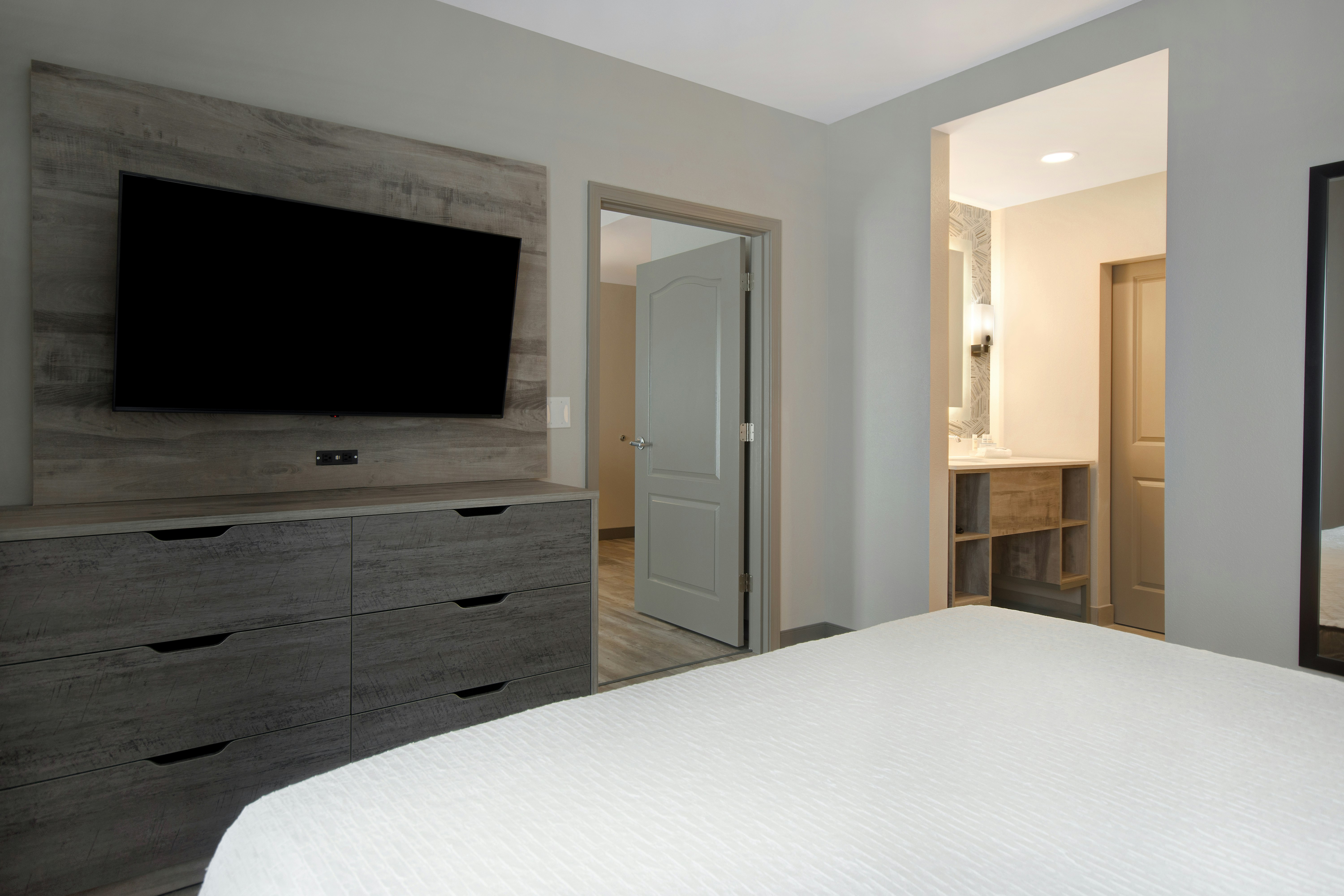 1 BEDROOM, SUITE, KING BED