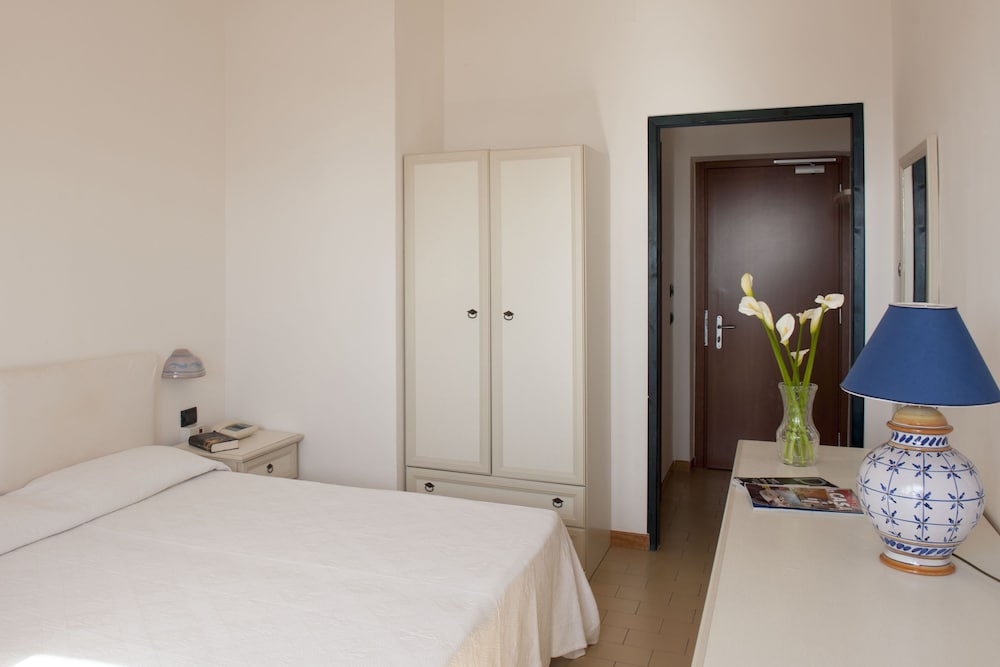 Cossyra Hotel 5/50