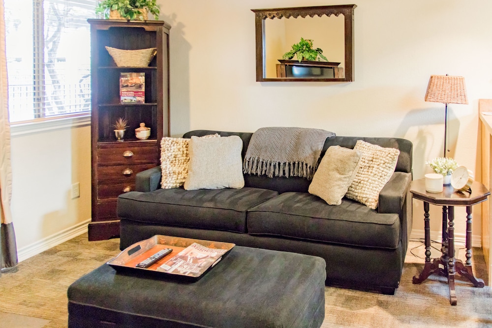 Vineyard Court Designer Suites Hotel 35/56