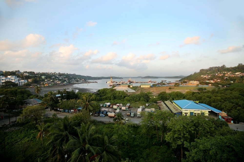 Hotel Marina Manor 33/37