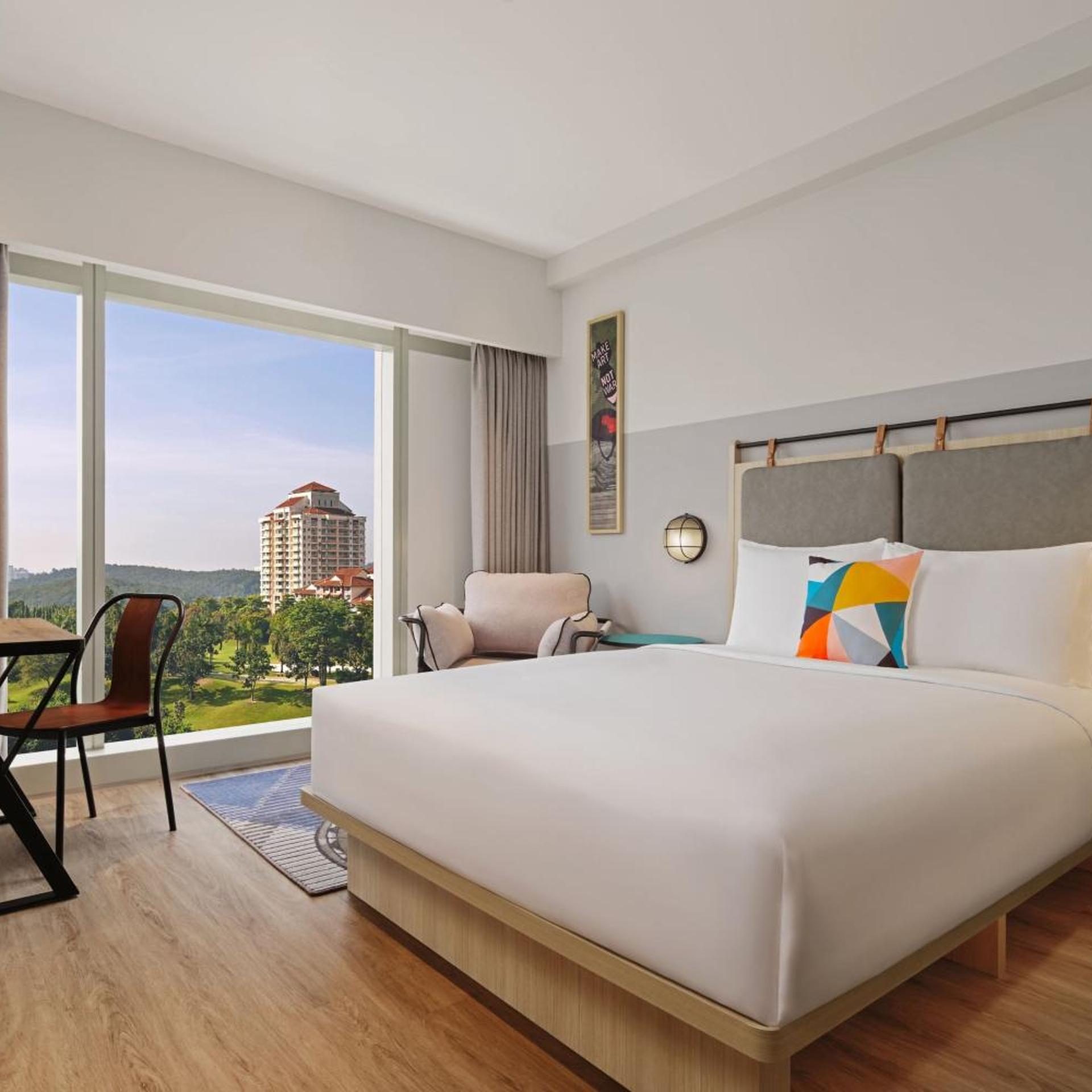 Moxy, Queen Bed, Golf Course View