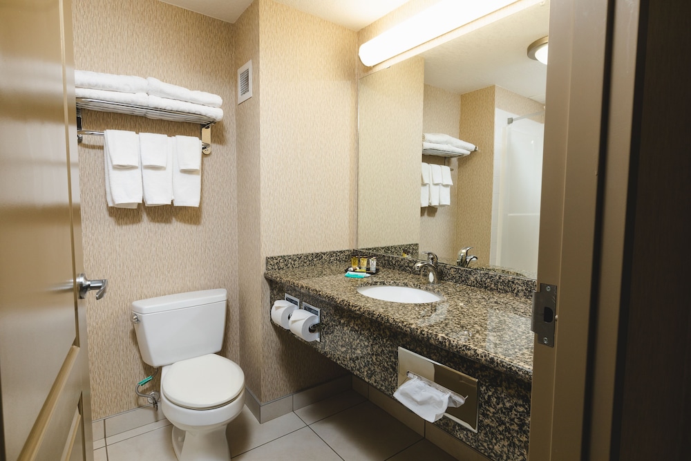 Redwood Inn Suites Grande Prairie 16/61