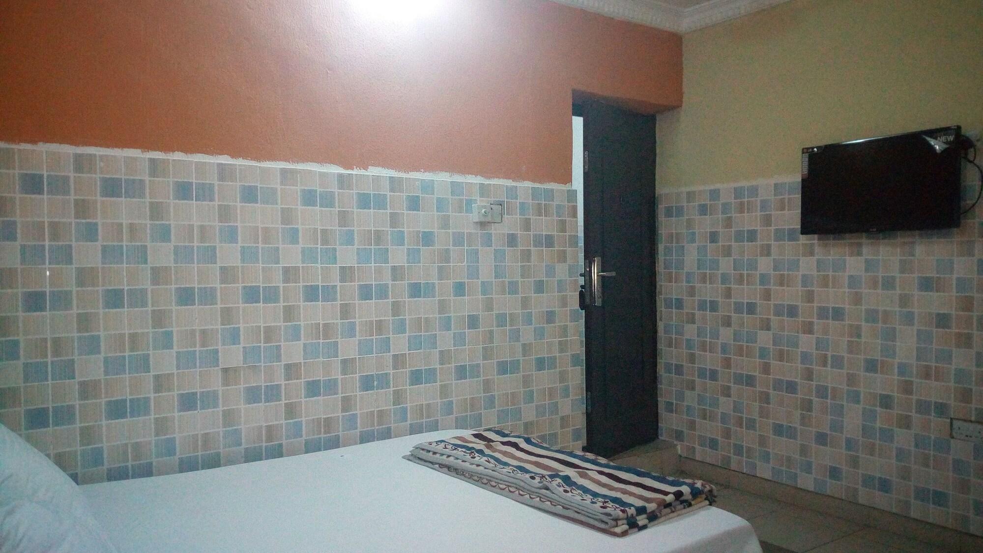 Da 411 Hotel 15/16