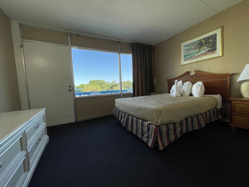 STANDARD, QUEEN BED, CITY VIEW, SMOKING