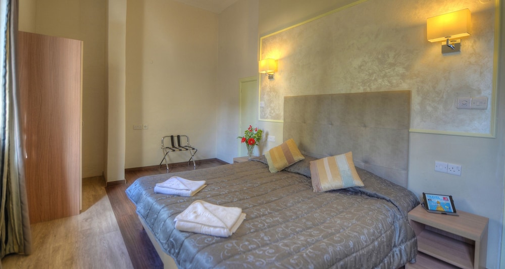 ECONOMY, DOUBLE OR TWIN BED