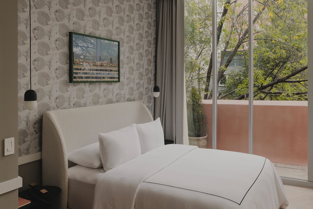ROOM, QUEEN BED, URBAN VIEW, BALCONY