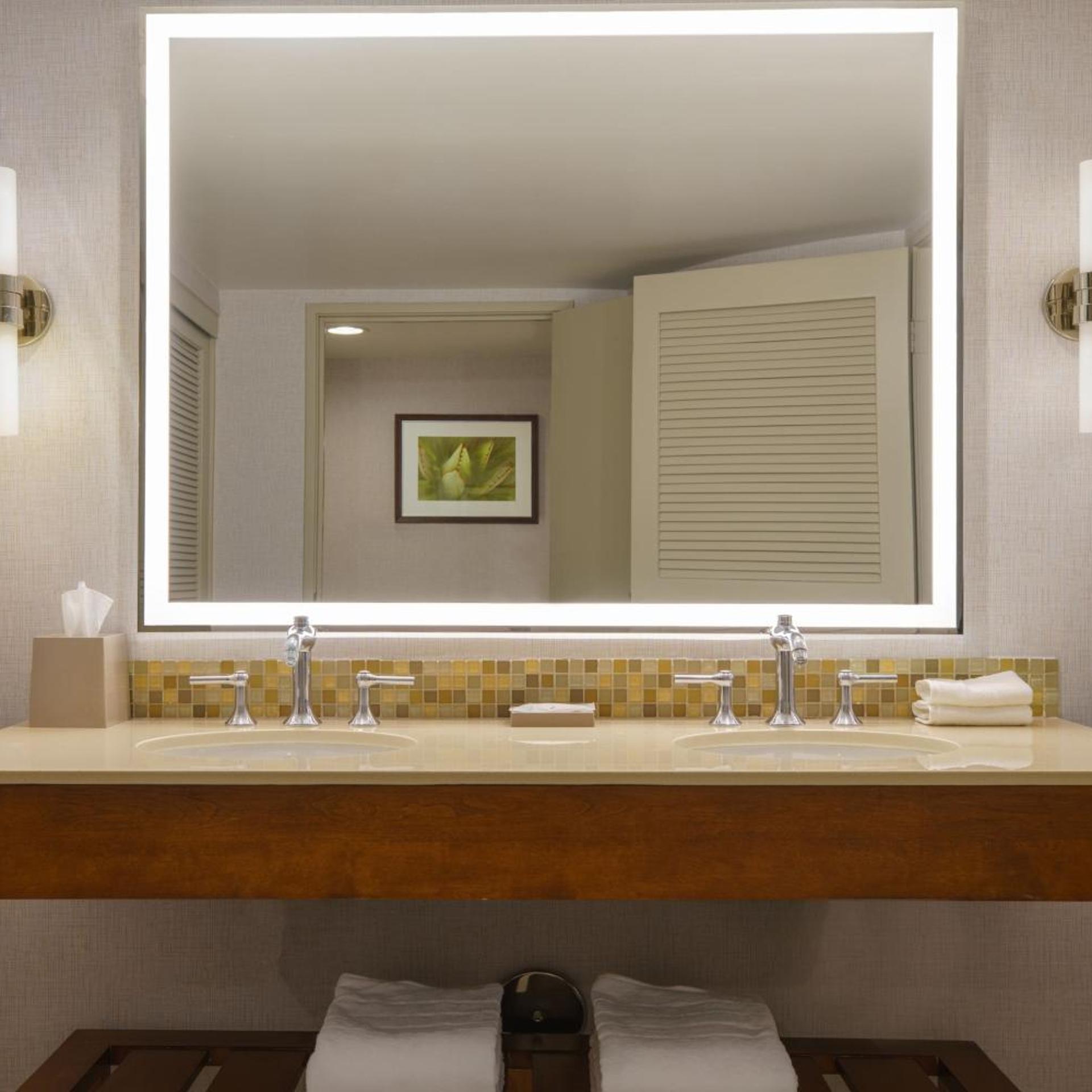 غرفة بسرير كينج بإطلالة على المسبح مع أريكة، The Westin Rancho Mirage Golf Resort and Spa 3/4