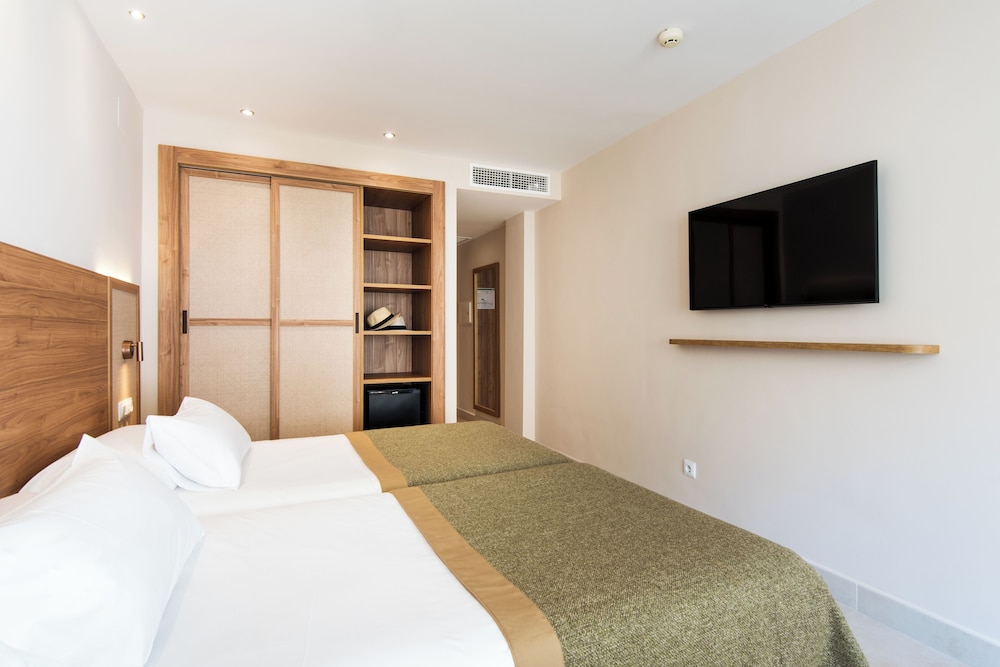 ROOM, TRIPLE, PATIO, GROUND FLOOR