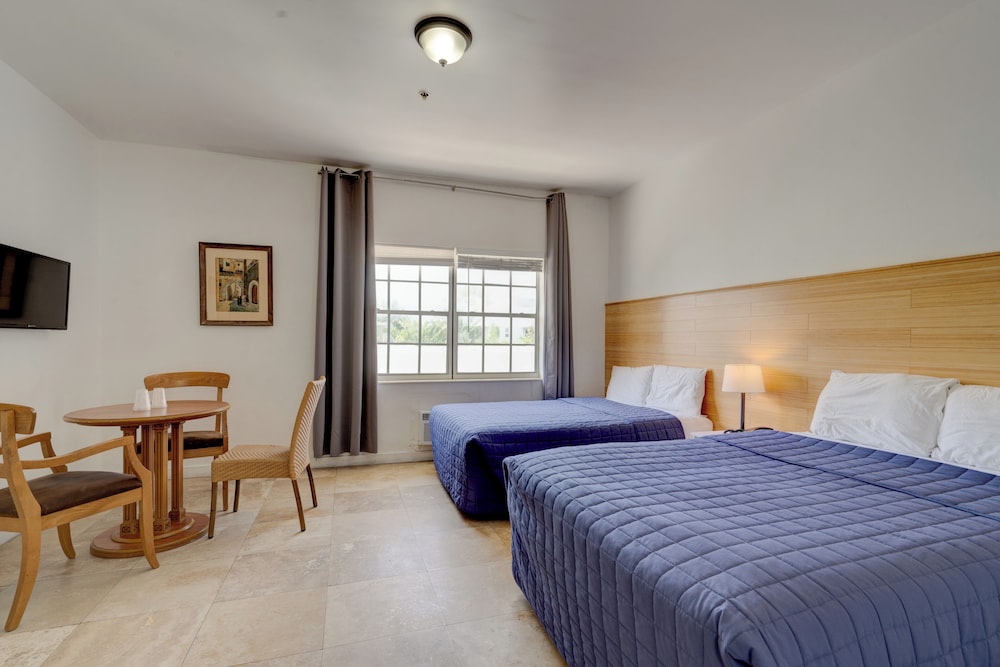 STANDARD, QUADRUPLE, 2 DOUBLE BEDS