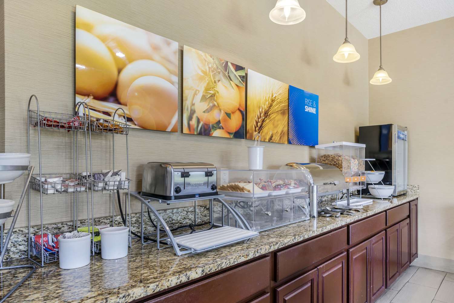 Comfort Inn & Suites La Grange - Louisville Area 24/24