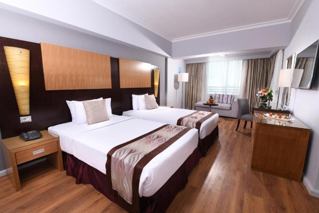 DELUXE, DOUBLE OR TWIN BED