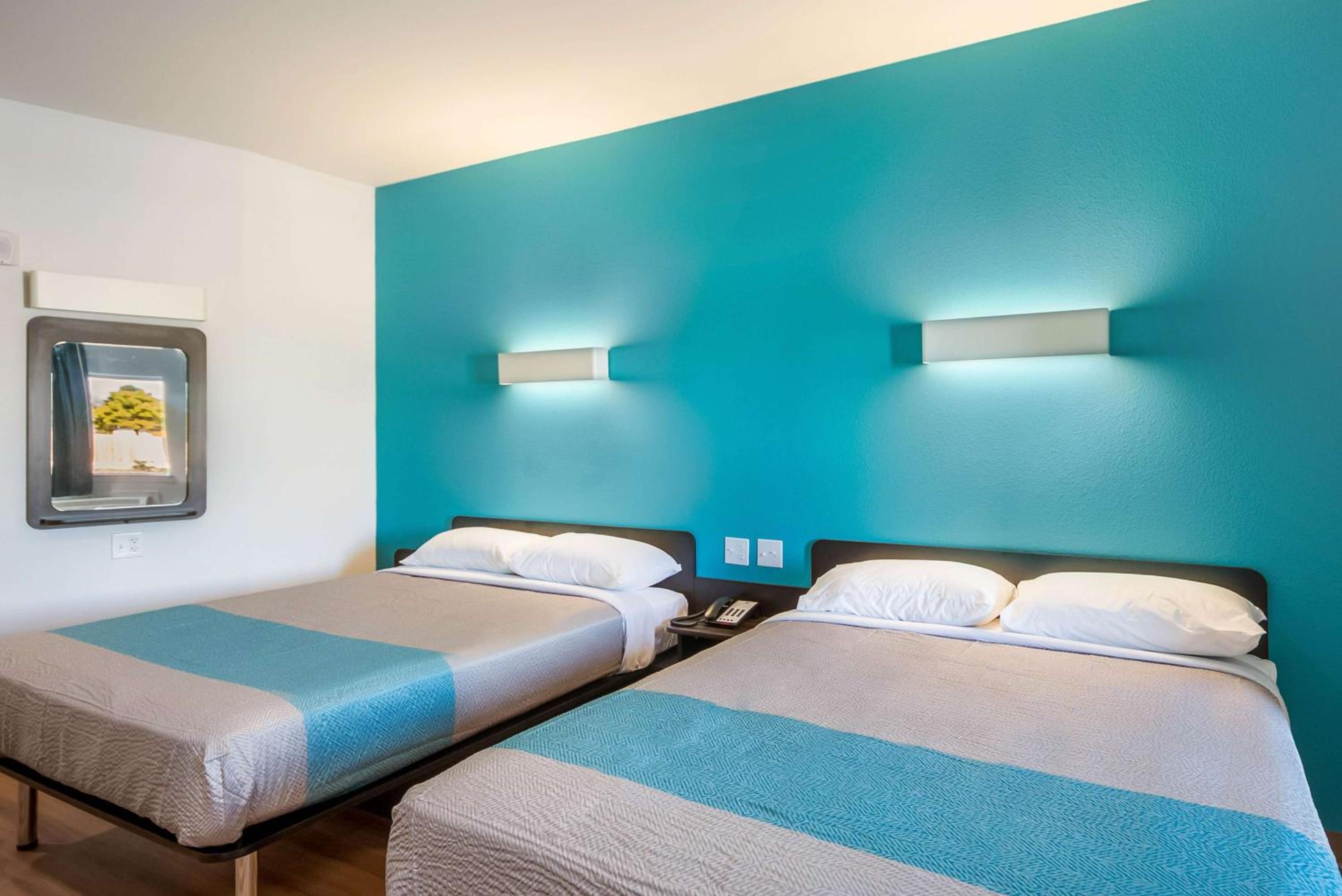 2 Queen Beds - Smoking, Micfridge، Motel6 Channelview, TX 2/10