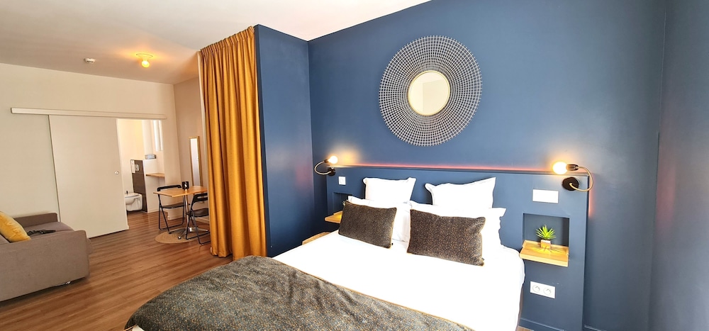SUITE, CITY VIEW