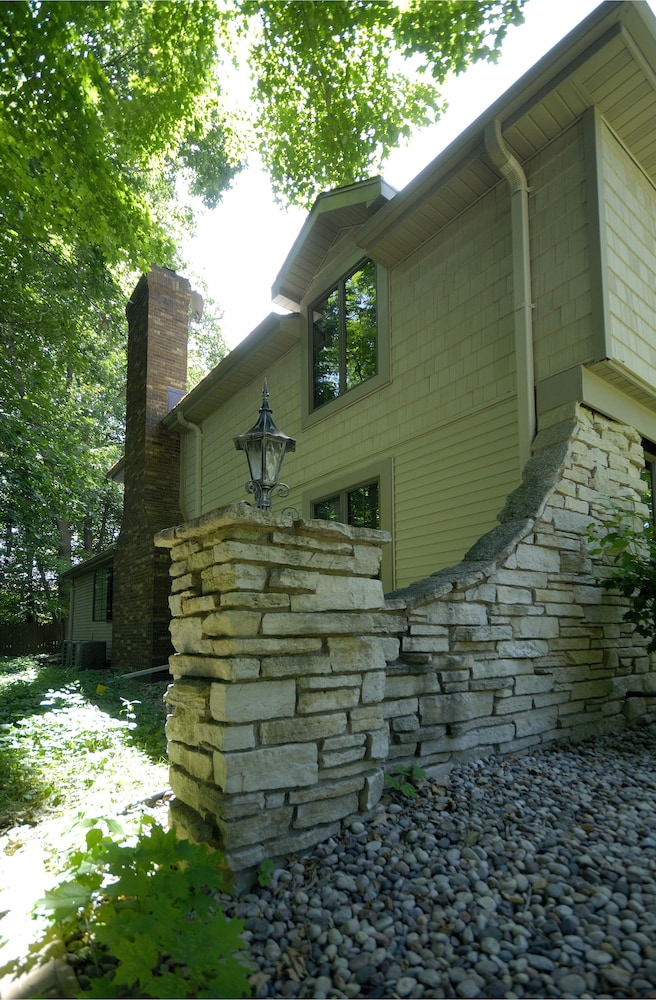 The Roost Bed and Breakfast 1/40