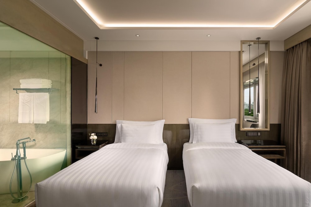 Deluxe, Twin Beds, River View