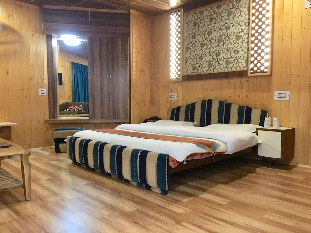 Walisons Hotel 10/41