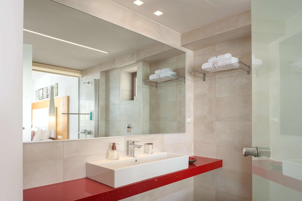 2 Bedrooms, Grand, Deluxe, Suite, King and Twin Beds, Beach Side, 2 Bathrooms، High Beach Resort & Spa 8/8
