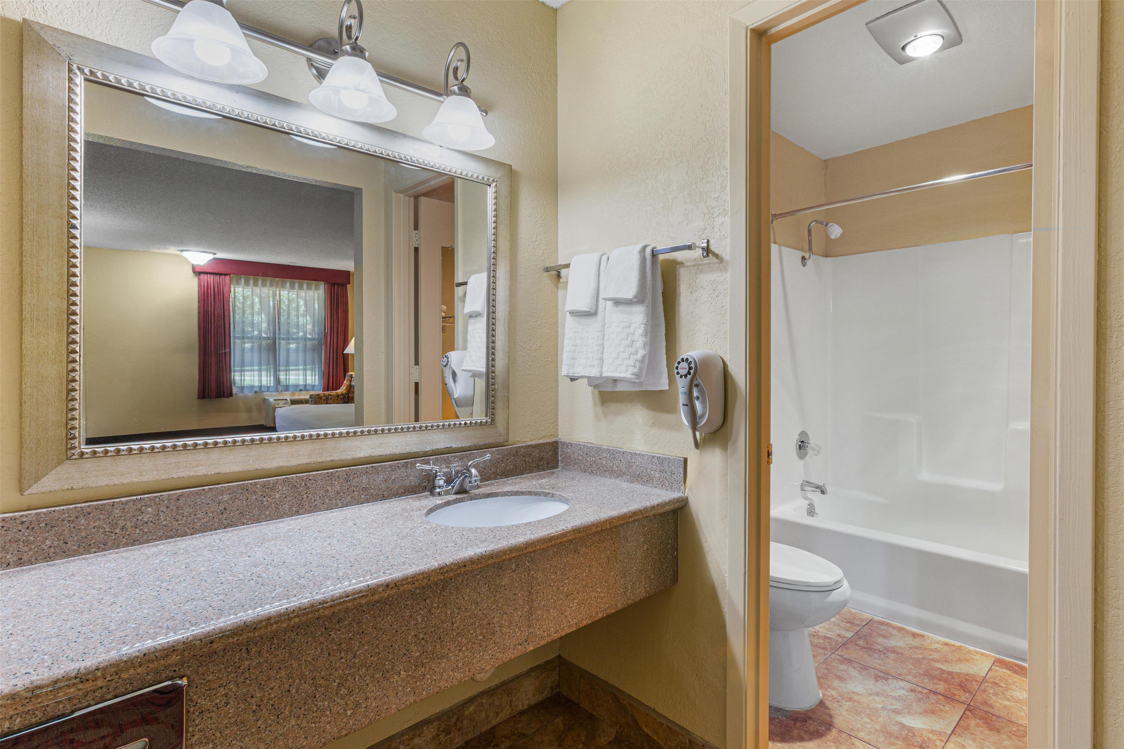 غرفة بسرير كينج للمدخنين، Best Western Pine Springs Inn 4/4