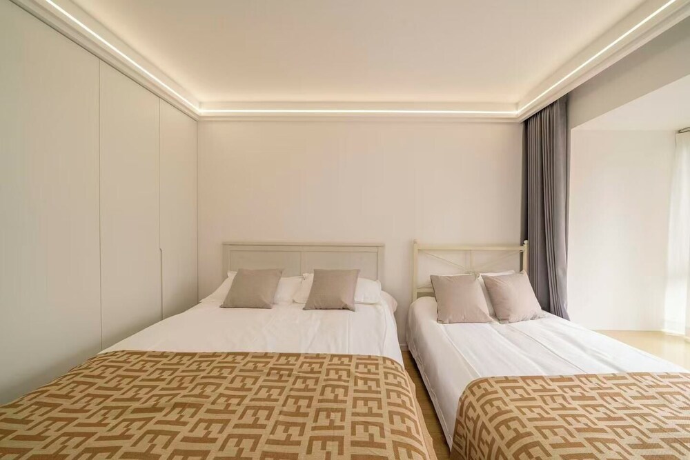 Senior, Apartment, 1 Queen and 1 Single Bed