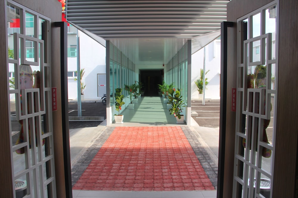 906 Premier Hotel 8/33