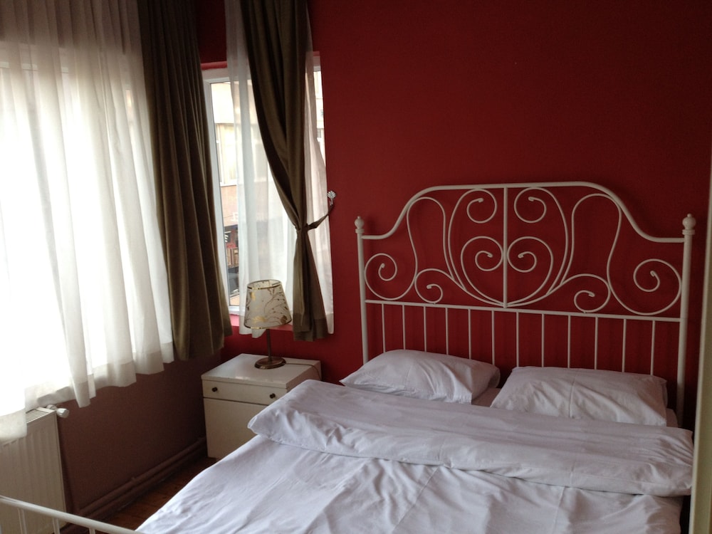 BASIC, DOUBLE BED, SHARED BATHROOM