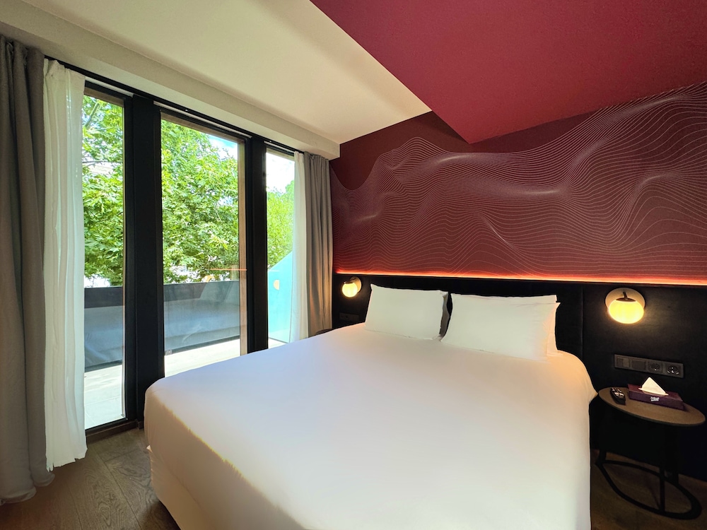 DELUXE, DOUBLE BED, CITY VIEW