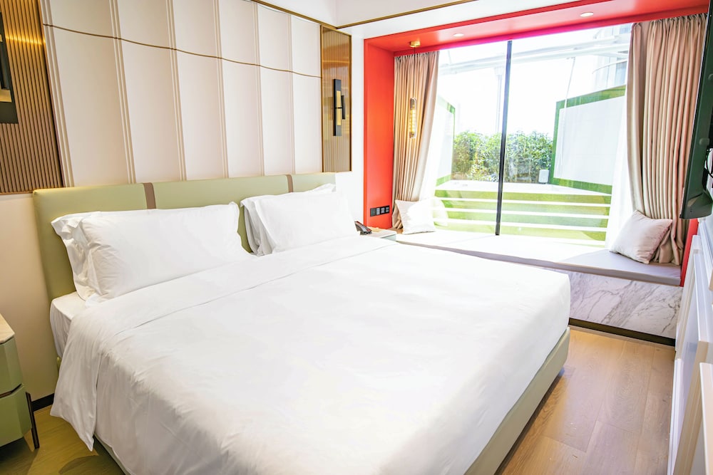 Island, Master, Garden, Suite, King Bed