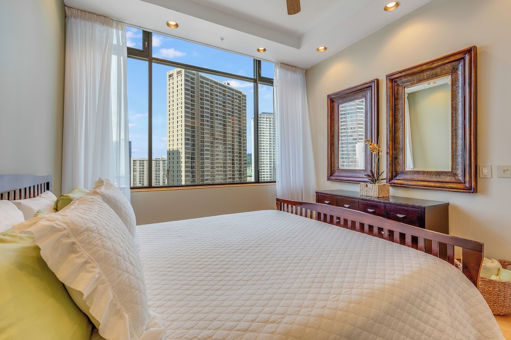 1 BEDROOM, CONDO, CITY VIEW
