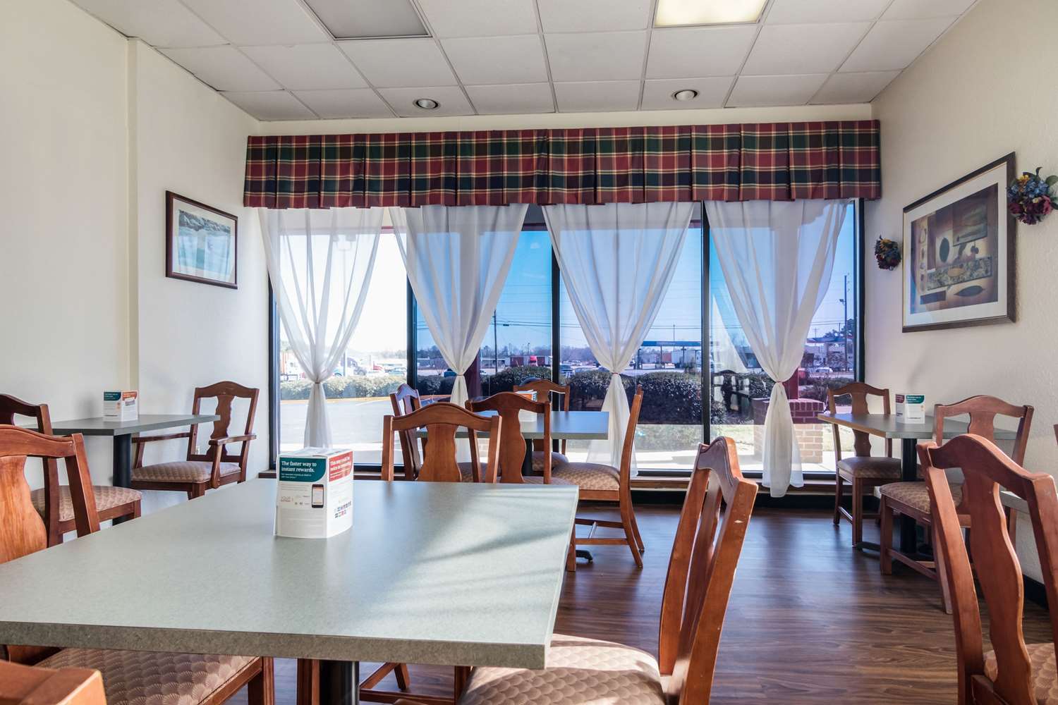 Econo Lodge Inn & Suites Conference Center 34/44