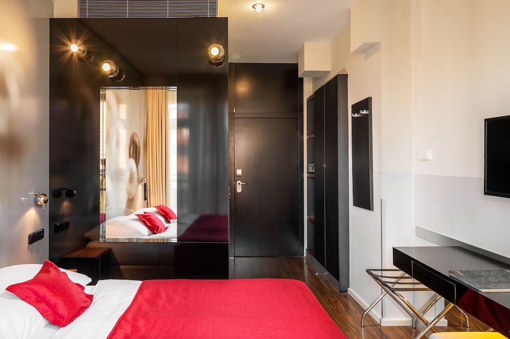 Perla Hotel 6/53