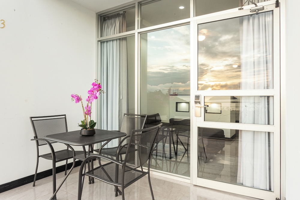 El Faro Beach Hotel 43/65