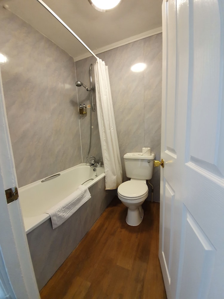 Farnham House Hotel 54/55