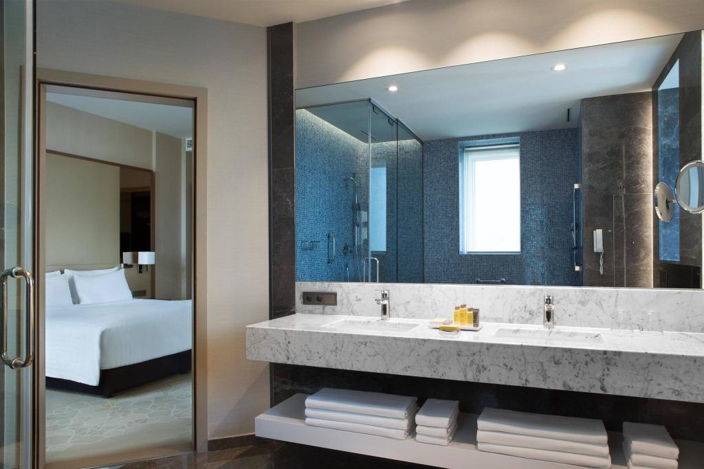 جناح تنفيذي تنفيذي بسرير كينج بإطلالة على البحر بغرفتي نوم مع دخول الصالة، Istanbul Marriott Hotel Sisli 5/6