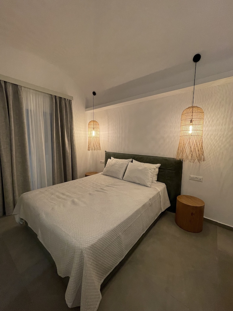 Room, Queen Bed, Outdoor Jetted Tub