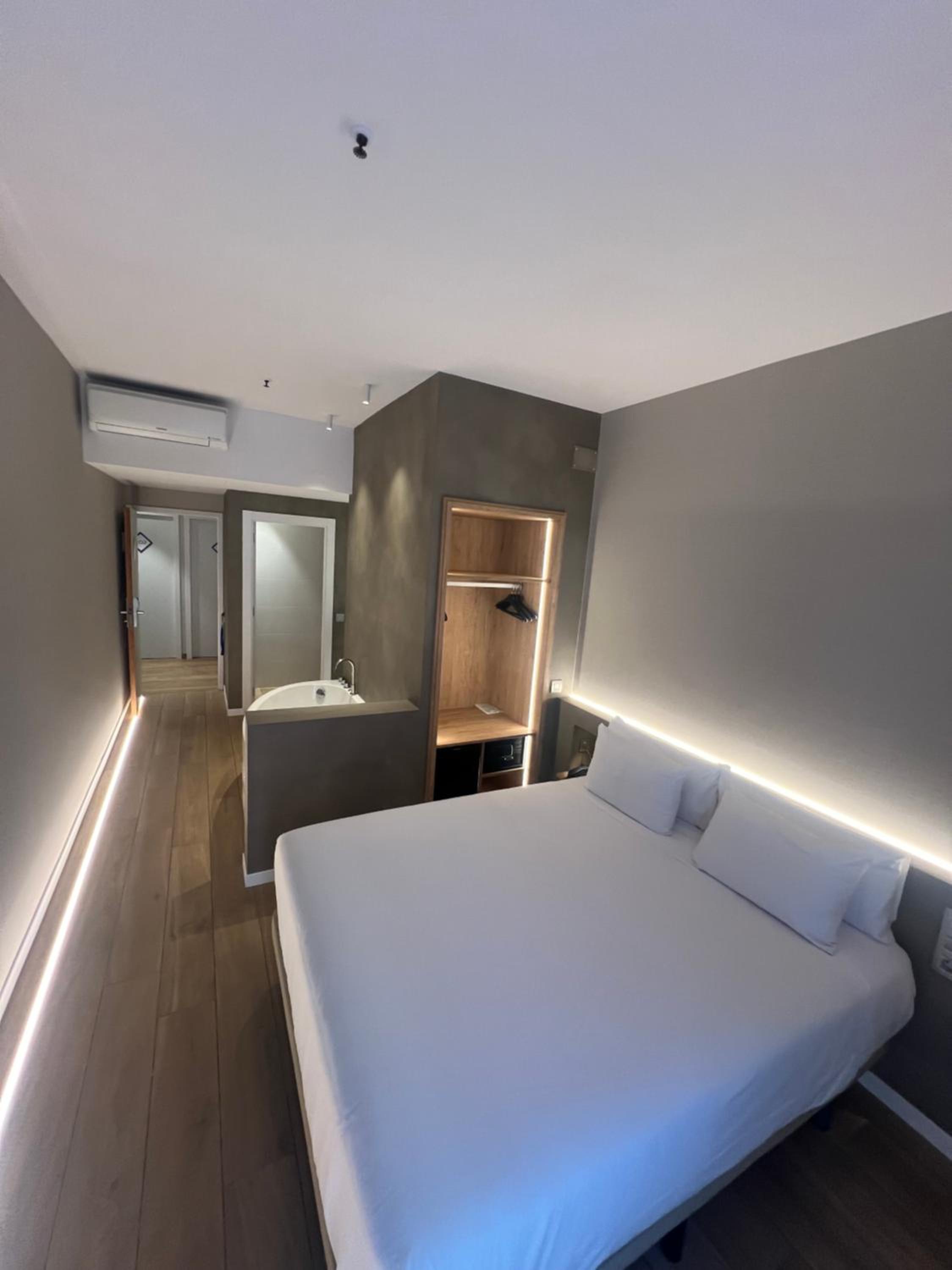 غرفة بسرير مزدوج بجاكوزي، Barcelona Century Hotel 4/8
