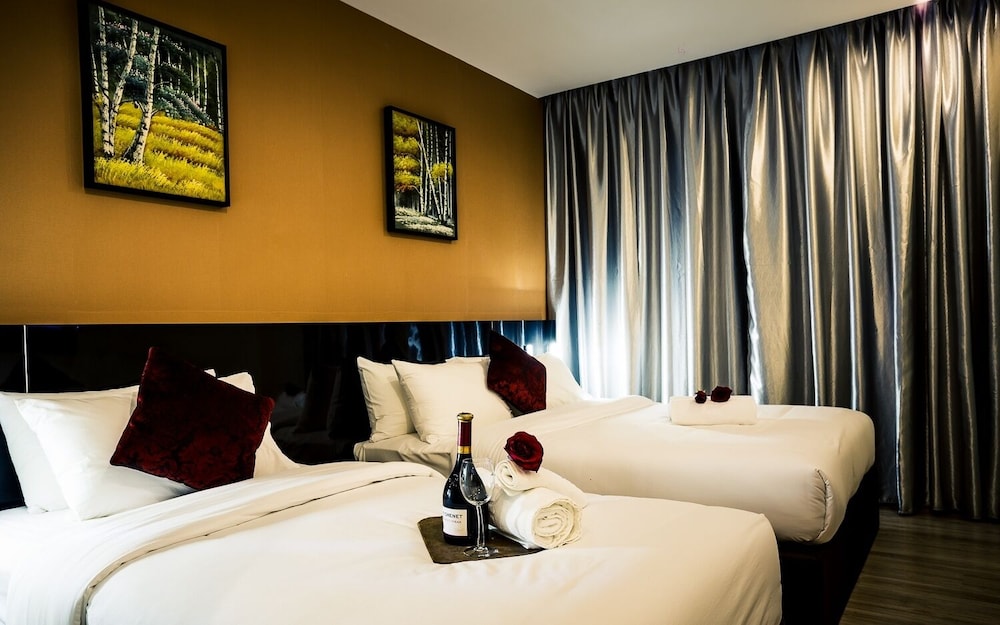 DELUXE, SUITE