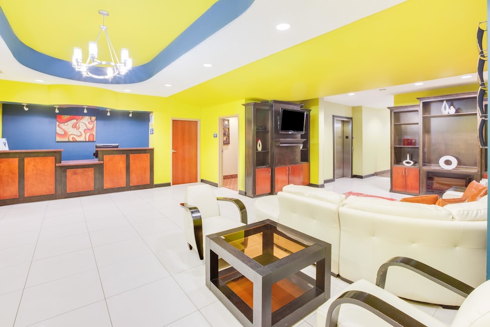 Days Inn & Suites By Wyndham Russellville 20/33