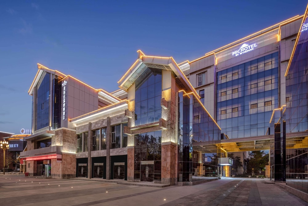 Microtel by Wyndham Lijiang 20/20