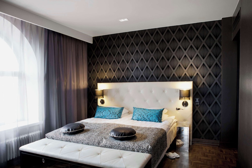 MASTER, SUITE