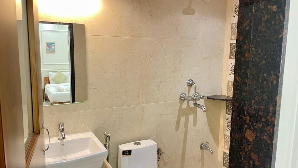 Monarch Suites 33/40