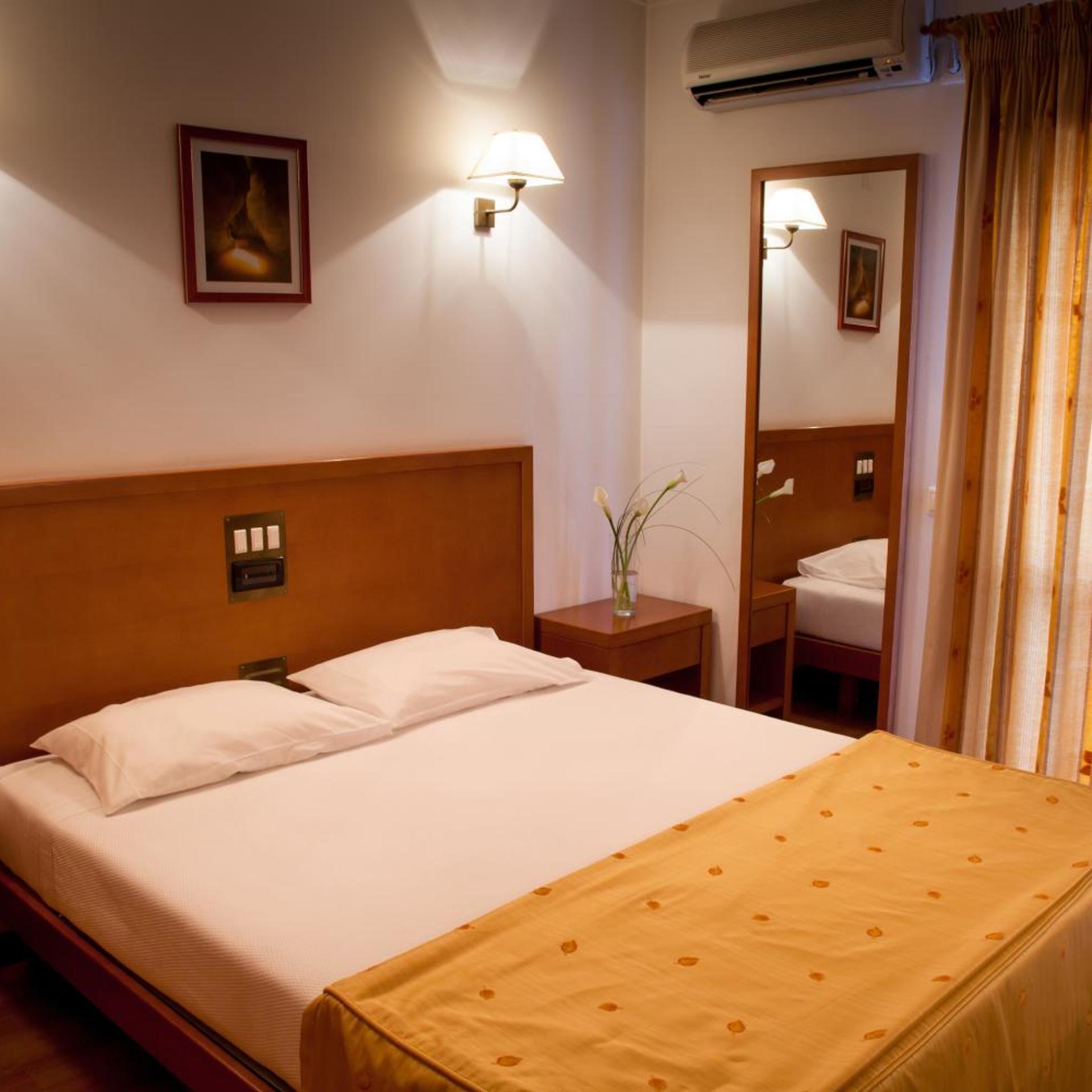 ROOM, DOUBLE BED