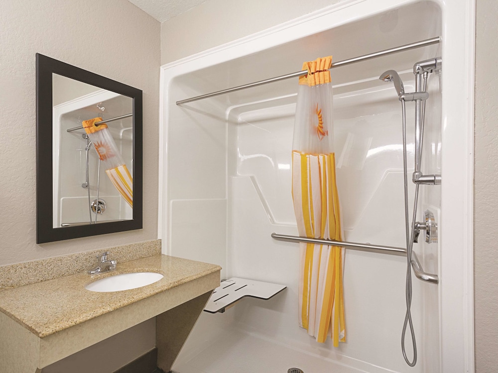 La Quinta Inn & Suites by Wyndham San Antonio Northwest 15/62