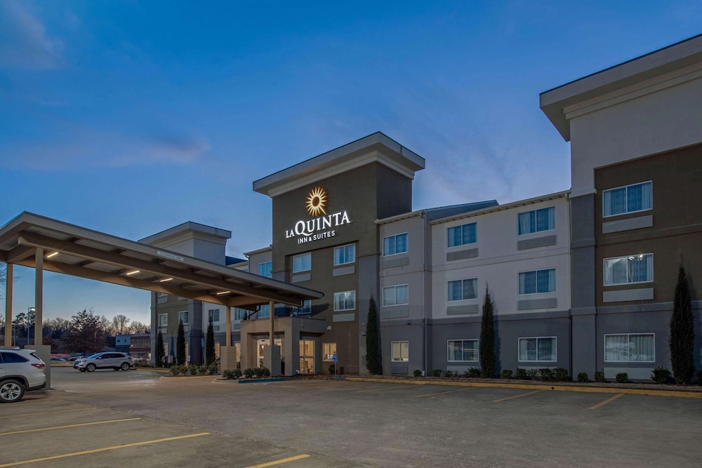 La Quinta Inn & Suites by Wyndham Fayetteville 1/59